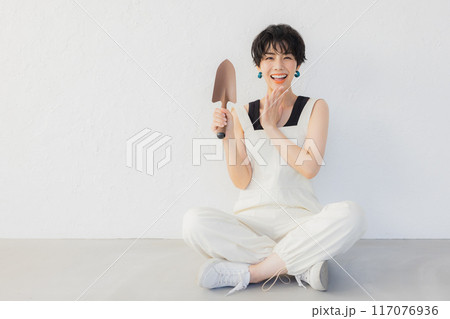 DIYをするショートヘアの女性 117076936
