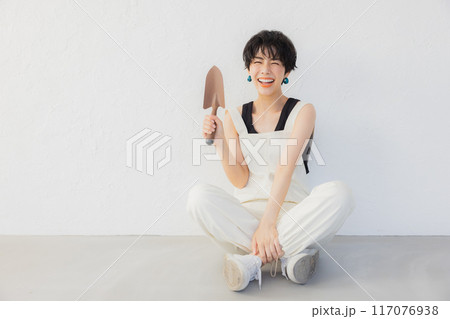 DIYをするショートヘアの女性 117076938