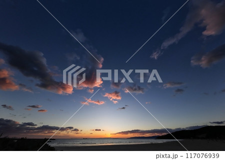 多彩な夕暮れの空と海・冬・超広角・空主体・231202pm 117076939