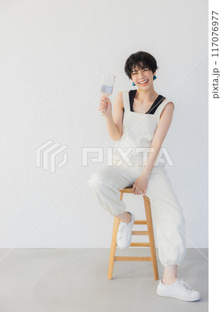 DIYをするショートヘアの女性 117076977