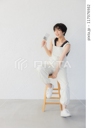 DIYをするショートヘアの女性 117076982