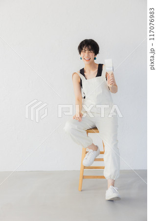 DIYをするショートヘアの女性 117076983