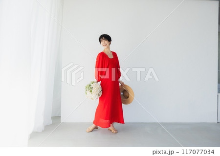 赤いワンピースの女性 赤いワンピースの女性 117077034