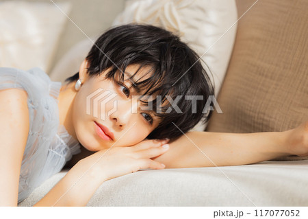 ソファーにもたれかかる女性 117077052