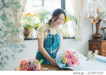 ブーケを作る女性 117077125