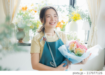 ブーケを作る女性 ブーケを作る女性 117077126