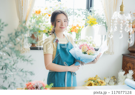 ブーケを作る女性 ブーケを作る女性 117077128