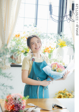 ブーケを作る女性 117077129