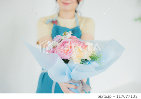 ブーケを作る女性 117077135