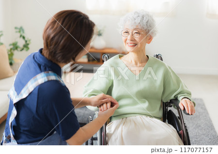 高齢者と介護士の女性 117077157