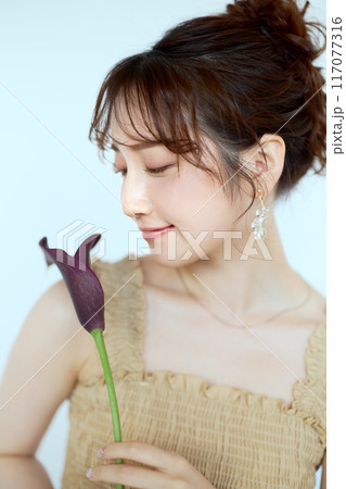 花を持つ女性のポートレート 花を持つ女性のポートレート 117077316