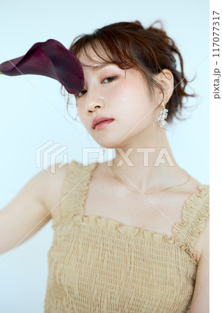 花を持つ女性のポートレート 117077317