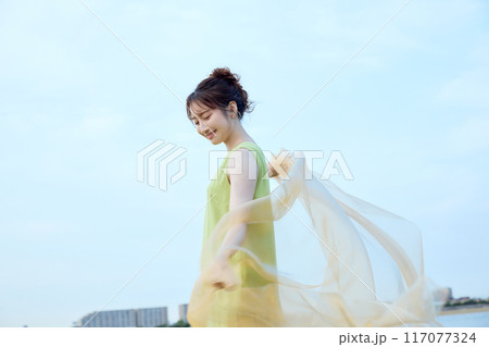 夏の女性ポートレート 117077324