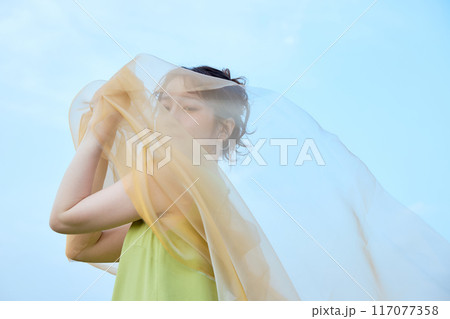 夏の女性ポートレート 117077358