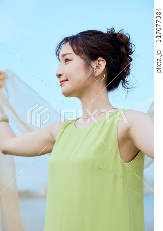 夏の女性ポートレート 117077384