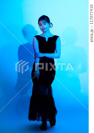 カラーライティングを使った女性ポートレート 117077410