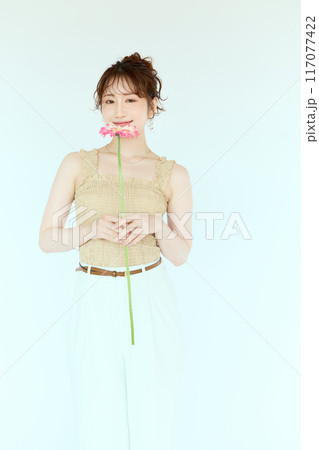 ガーベラを持つ女性のポートレート 117077422