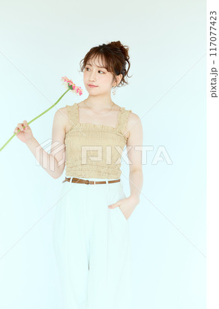 ガーベラを持つ女性のポートレート 117077423