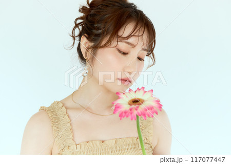 ガーベラを持つ女性のポートレート ガーベラを持つ女性のポートレート 117077447