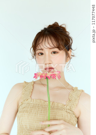 ガーベラを持つ女性のポートレート 117077448