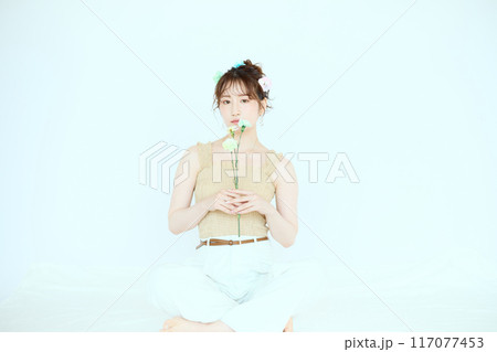 カラフルなカーネーションを持つ女性のポート カラフルなカーネーションを持つ女性のポート 117077453