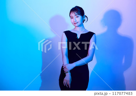 カラーライティングを使った女性ポートレート カラーライティングを使った女性ポートレート 117077483