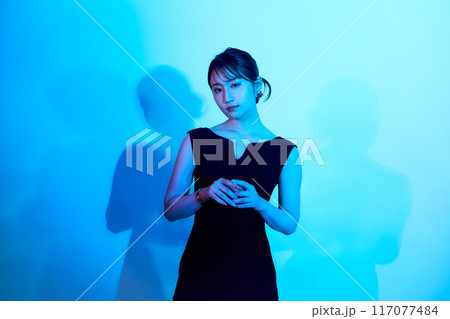 カラーライティングを使った女性ポートレート カラーライティングを使った女性ポートレート 117077484