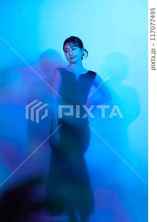 カラーライティングを使った女性ポートレート カラーライティングを使った女性ポートレート 117077495