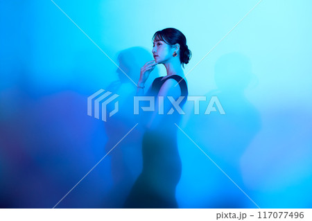 カラーライティングを使った女性ポートレート 117077496