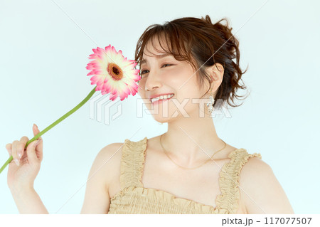 ガーベラを持つ女性のポートレート 117077507