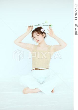 カラフルなカーネーションを持つ女性のポート 117077527