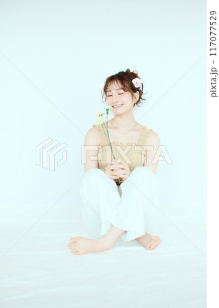 カラフルなカーネーションを持つ女性のポート 117077529