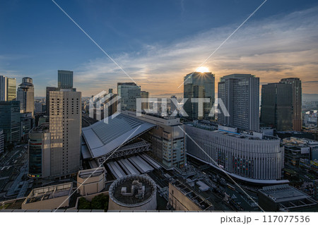 マジックアワーに輝く美しい大阪駅の俯瞰風景　　【大阪風景】 117077536