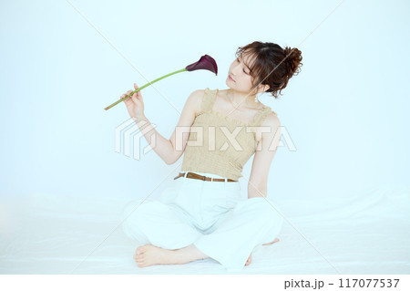 花を持つ女性のポートレート 117077537