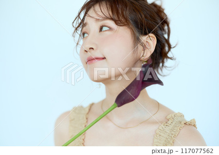花を持つ女性のポートレート 117077562