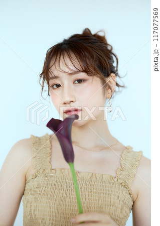 花を持つ女性のポートレート 117077569