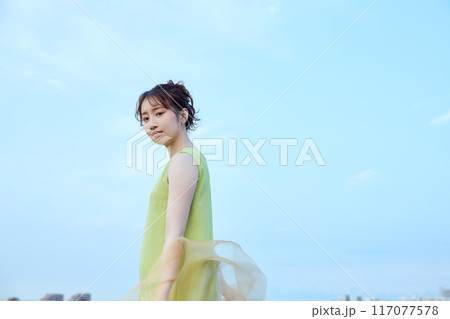 夏の女性ポートレート 117077578