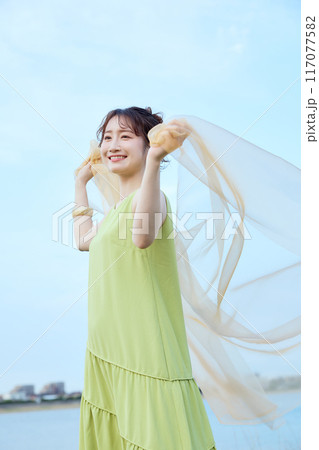 夏の女性ポートレート 117077582