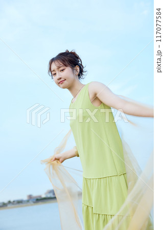 夏の女性ポートレート 117077584