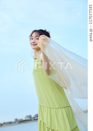 夏の女性ポートレート 117077585