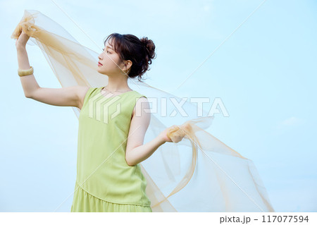 夏の女性ポートレート 117077594