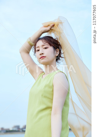 夏の女性ポートレート 117077605