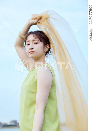 夏の女性ポートレート 117077606
