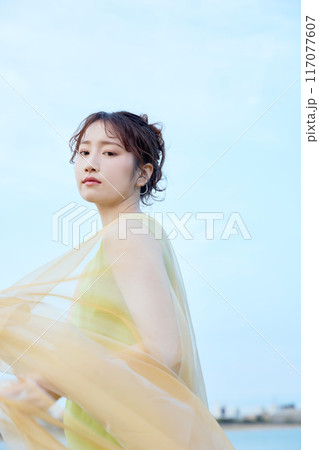 夏の女性ポートレート 117077607