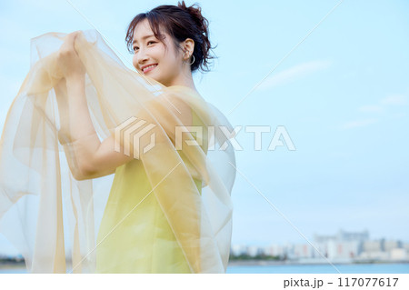 夏の女性ポートレート 117077617