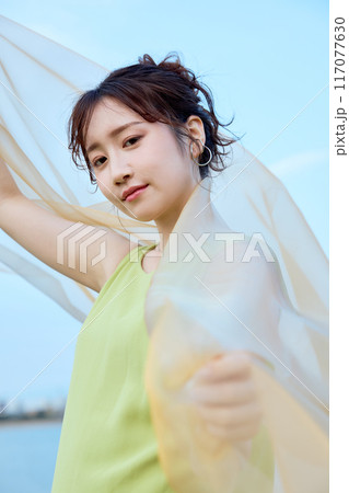 夏の女性ポートレート 117077630
