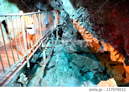 東北・龍泉洞・百間廊下・廊下の下を流れる透明度の高い地下水の流れのイメージ・岩手県岩泉町(2) 117078032