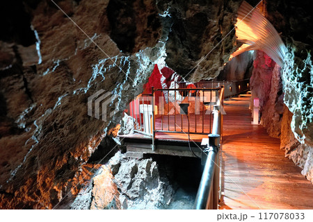 東北・龍泉洞・百間廊下の下を流れる透明度の高い地下水と鍾乳石のイメージ・岩手県岩泉町(1) 東北・龍泉洞・百間廊下の下を流れる透明度の高い地下水と鍾乳石のイメージ・岩手県岩泉町(1) 117078033