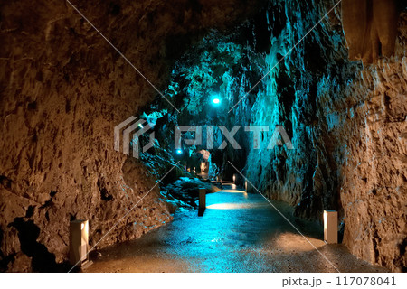 東北・龍泉洞・月宮殿・百間廊下の奥にある、月を思わせる幻想的な広い空間・岩手県岩泉町(1) 117078041