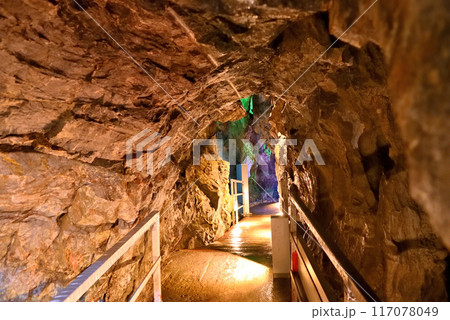 東北・龍泉洞・百間廊下・入口から続く通路を探検気分でワクワクしながら進むイメージ・岩手県岩泉町(1) 117078049